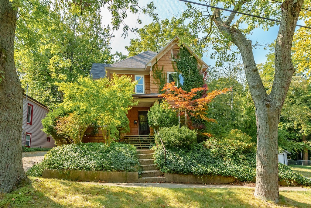 view of front facade with a front yard