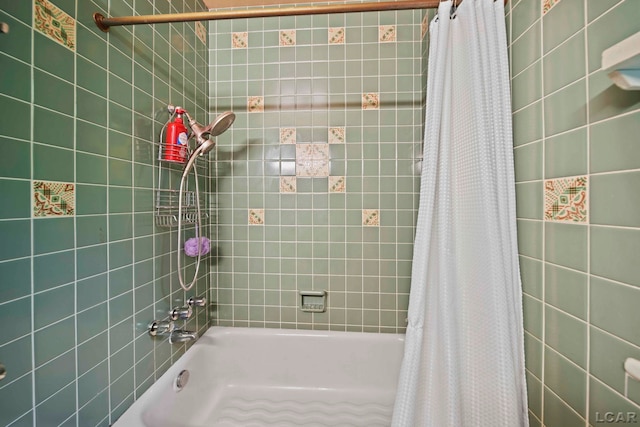 bathroom featuring shower / tub combo with curtain