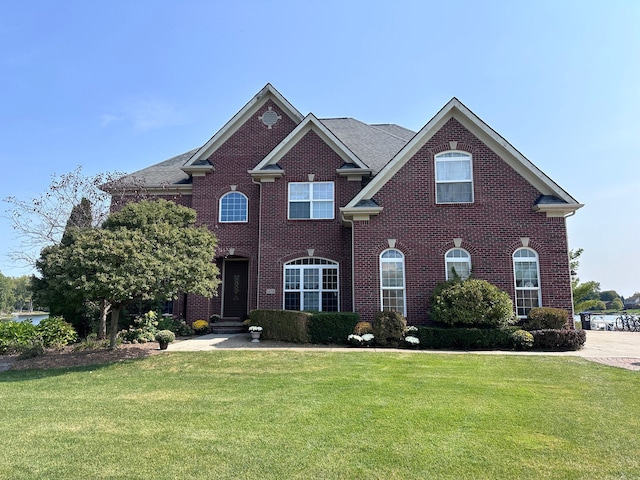 view of front of property with a front lawn