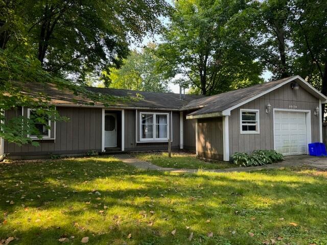 single story home featuring a front lawn