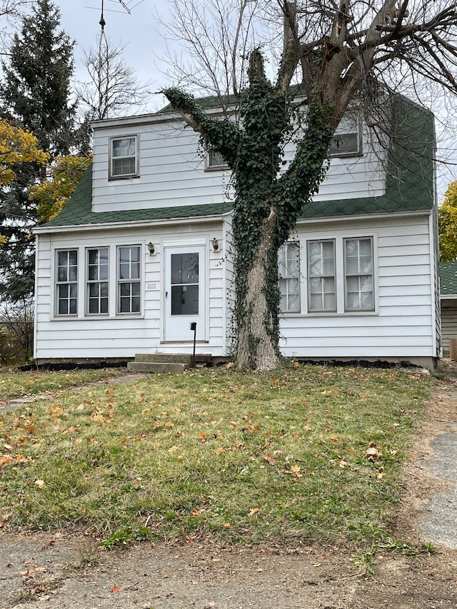 view of front of home featuring a front yard