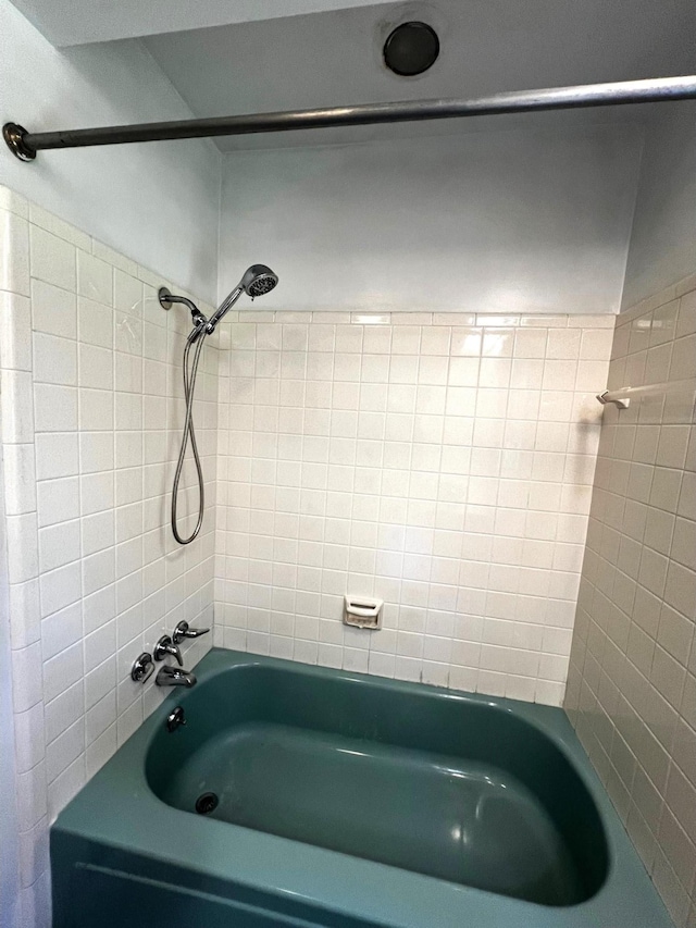 bathroom with tiled shower / bath