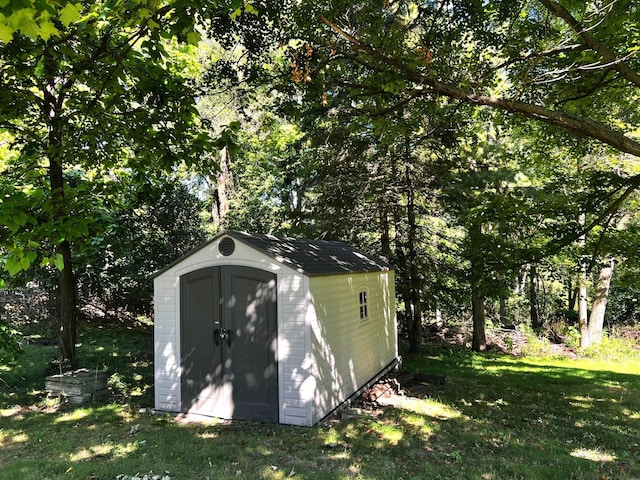 view of outdoor structure featuring a yard