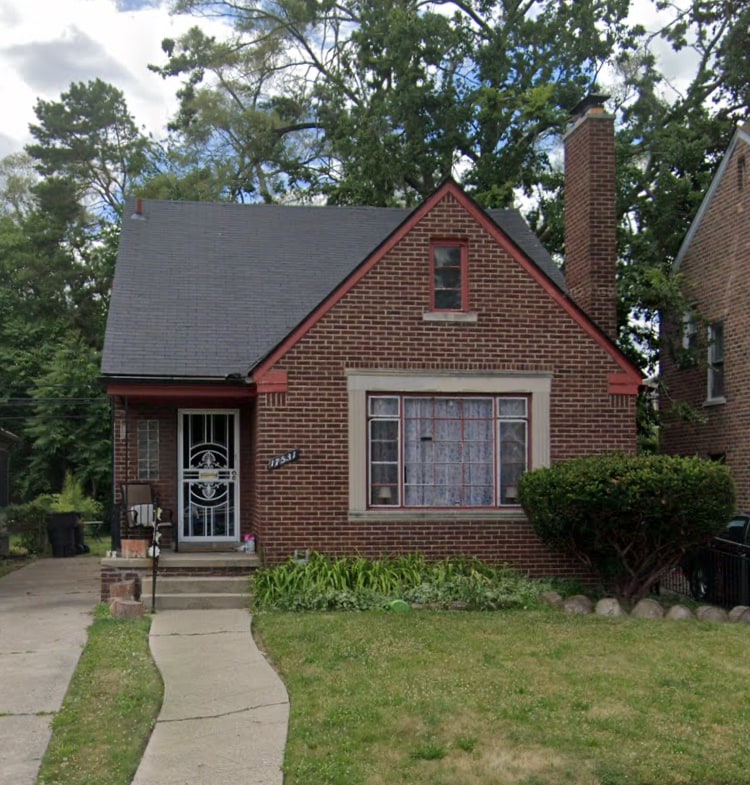 view of front of home with a front lawn