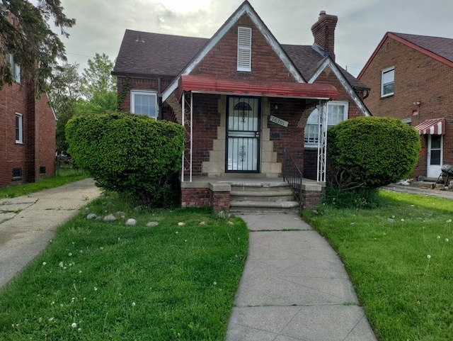 view of front of home featuring a front lawn