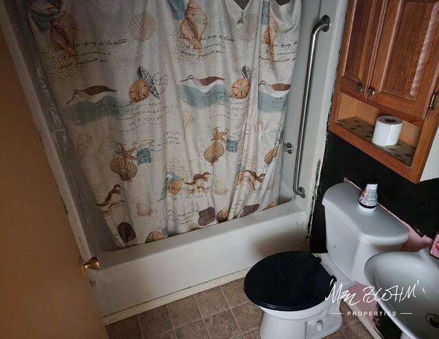 19136 130th Ave, Tustin, MI 49688 - bathroom featuring shower / bath combo with shower curtain and toilet