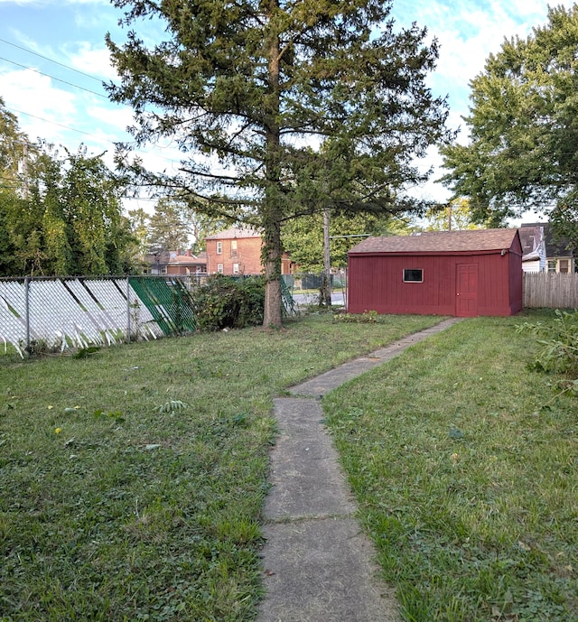 view of yard featuring a shed