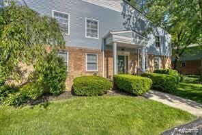 527 E University Dr Unit 1108, Rochester, MI 48307 - view of front of property with a front yard