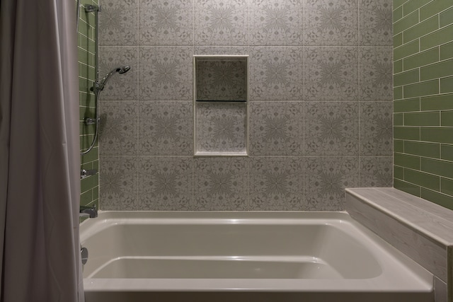 bathroom featuring tiled shower / bath