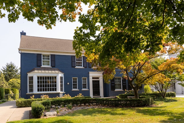 view of front of property featuring a front yard