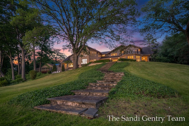 view of yard at dusk