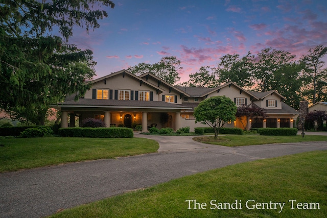 view of front of property featuring a lawn