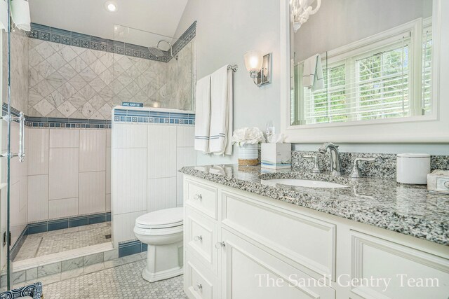 18635 N Fruitport Rd, Spring Lake, MI 49456 - bathroom featuring tiled shower, tile patterned floors, toilet, vanity, and recessed lighting