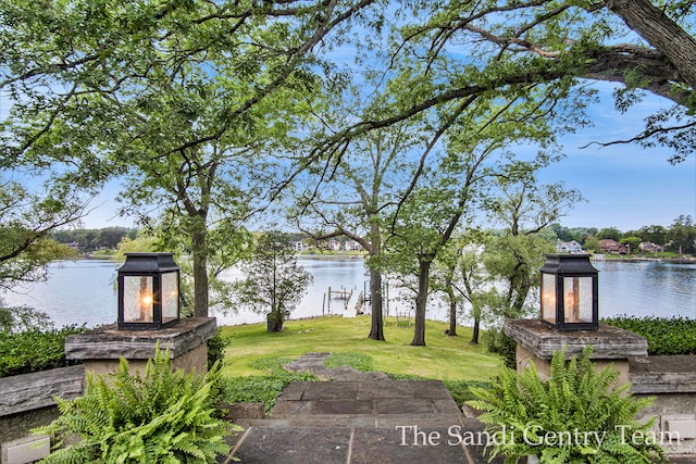 view of yard featuring a water view