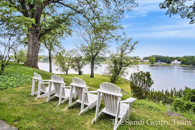 view of yard featuring a water view