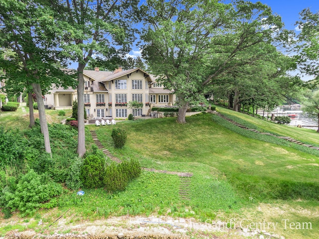 view of front of property with a front yard