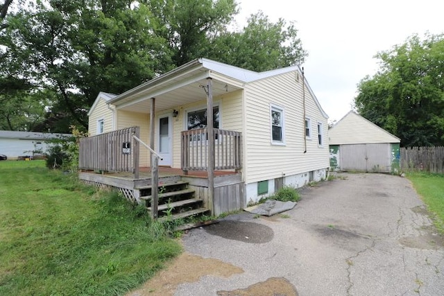 view of front facade with a porch and a front yard