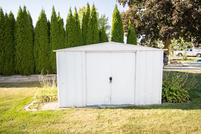 view of outdoor structure featuring a yard