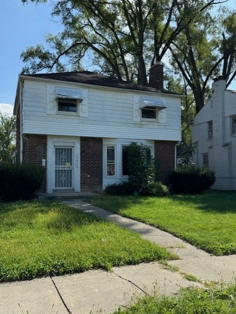 view of front of house with a front lawn