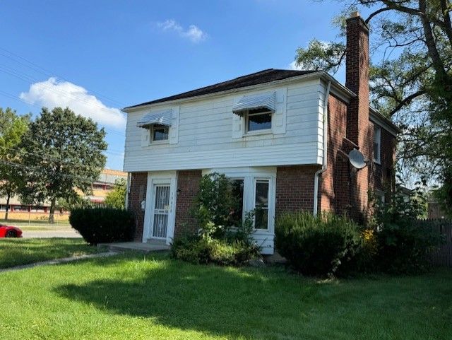 view of front of house with a front lawn