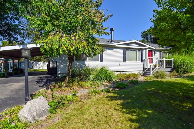 view of front of home featuring a front lawn and a carport