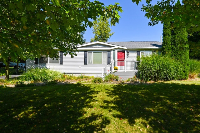 view of front of property featuring a front lawn