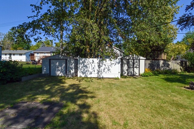 view of yard featuring a storage shed