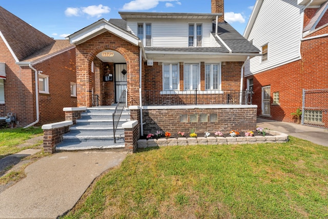 view of front facade with a front yard