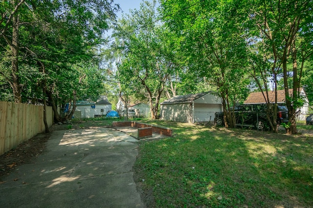 view of yard with an outdoor structure