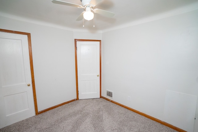 carpeted empty room featuring ceiling fan