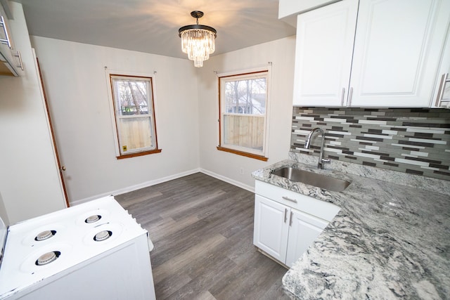 washroom featuring an inviting chandelier, plenty of natural light, dark wood-type flooring, and sink