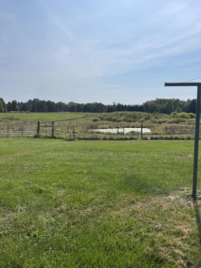 view of yard featuring a rural view