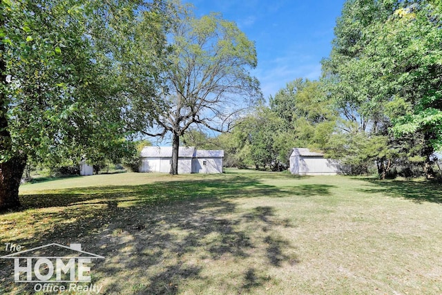 view of yard featuring a storage shed