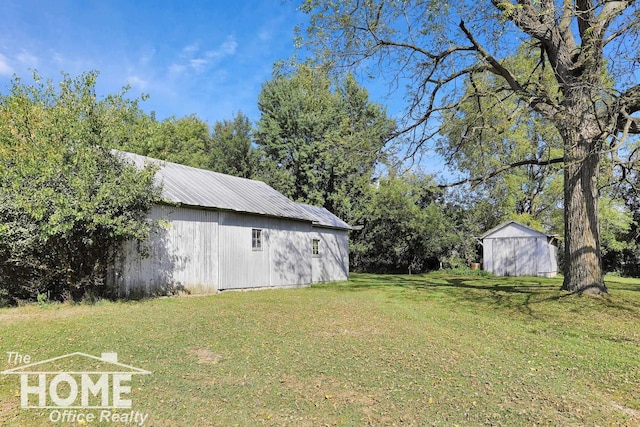 view of yard featuring an outdoor structure