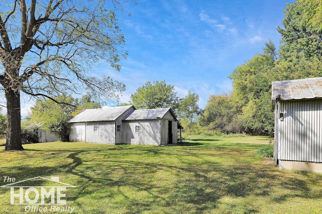 view of yard with an outbuilding