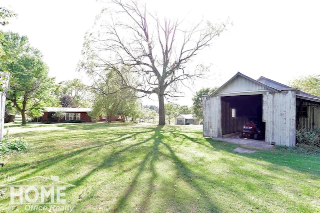 view of yard featuring an outdoor structure