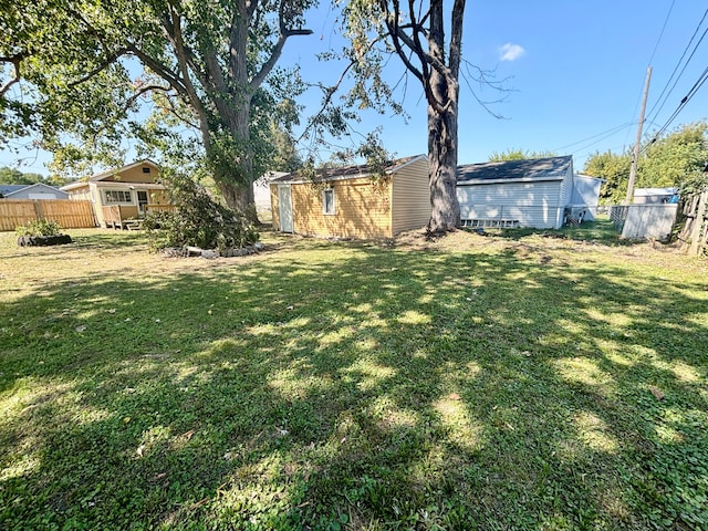 view of yard featuring an outbuilding