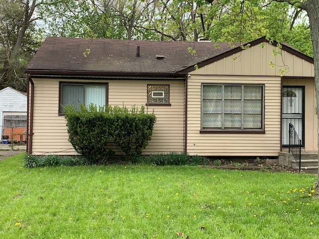 view of side of property featuring a lawn