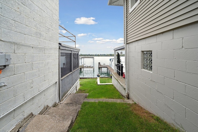 view of yard featuring a water view