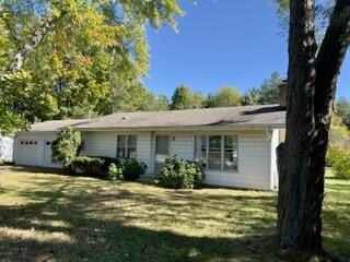 single story home with a front lawn