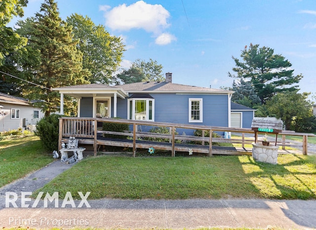 view of front of home featuring a front lawn