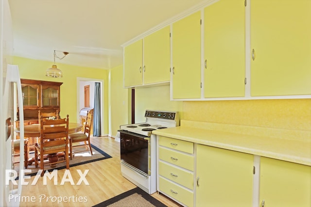 kitchen with decorative light fixtures, light hardwood / wood-style floors, and electric stove