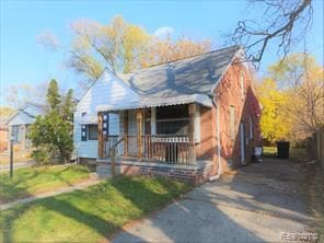 view of front of home featuring a porch and a front lawn