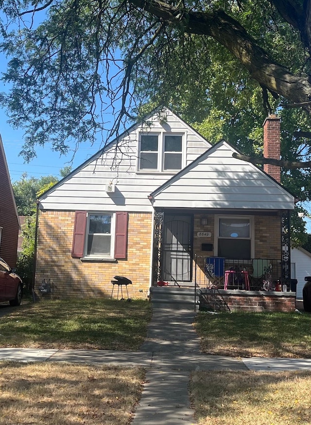 view of front of house featuring a porch and a front yard