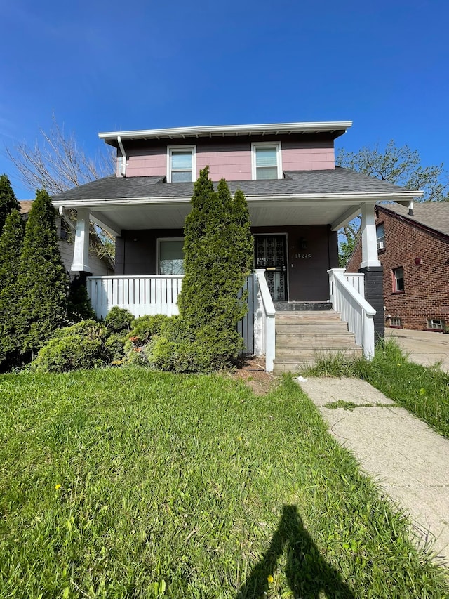 view of front of property featuring a porch and a front lawn