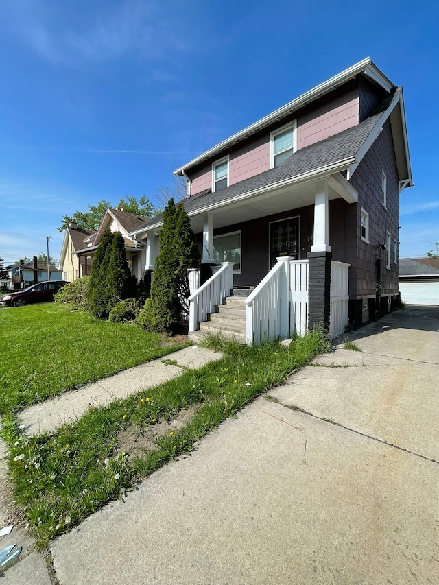 view of front facade featuring covered porch and a front lawn