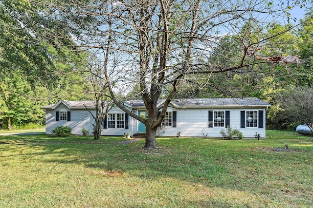 ranch-style home featuring a front lawn