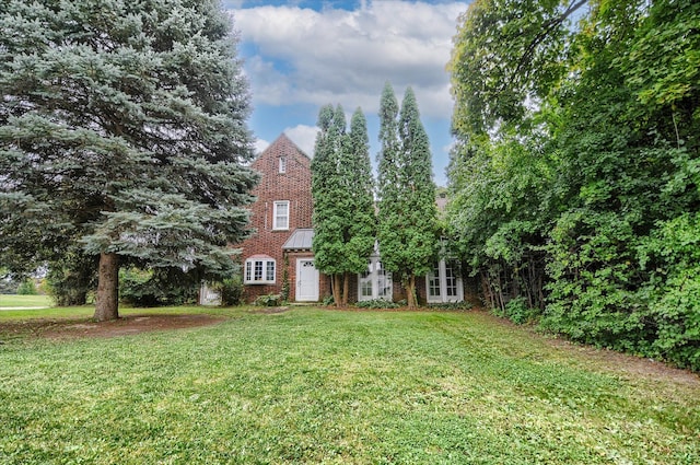 view of front of home featuring a front yard