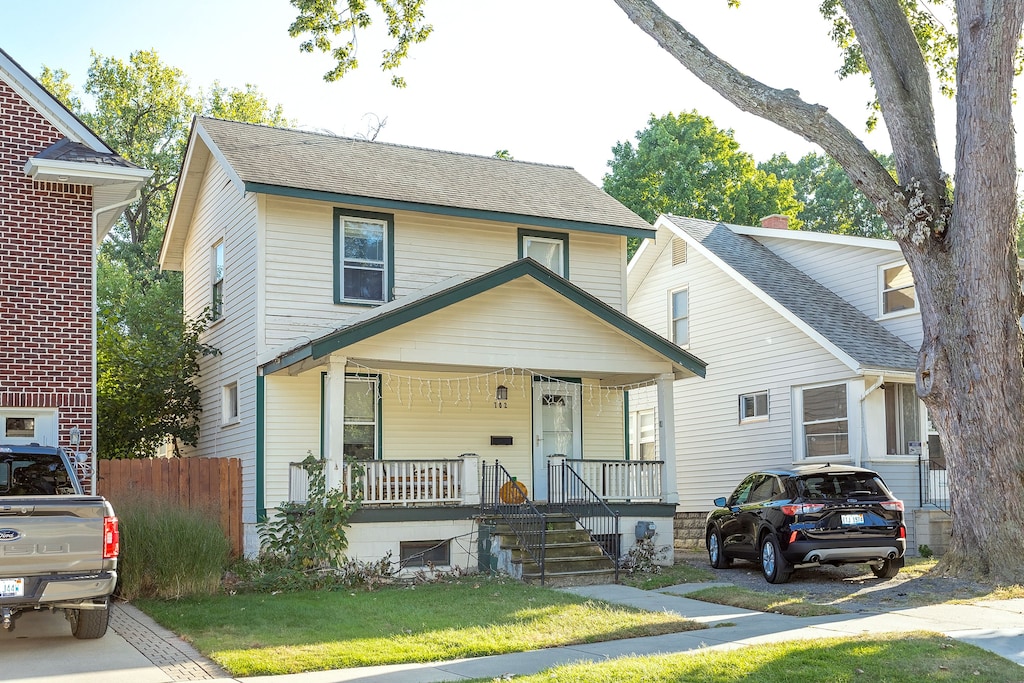 view of front of house featuring a porch and a front lawn