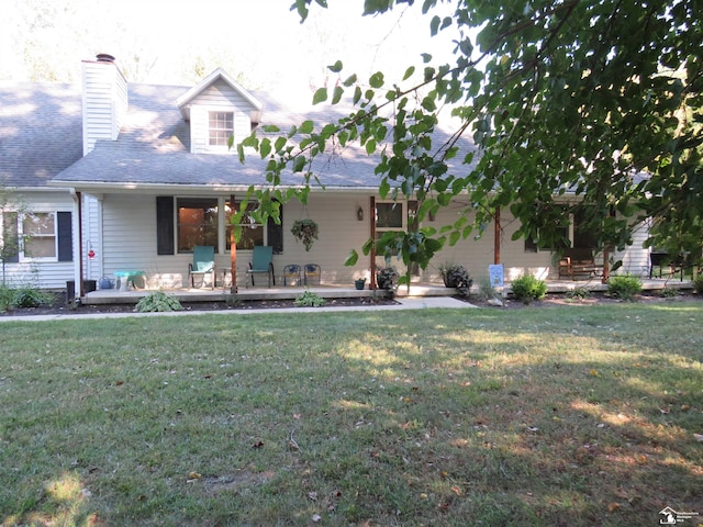 view of front of home featuring a front lawn